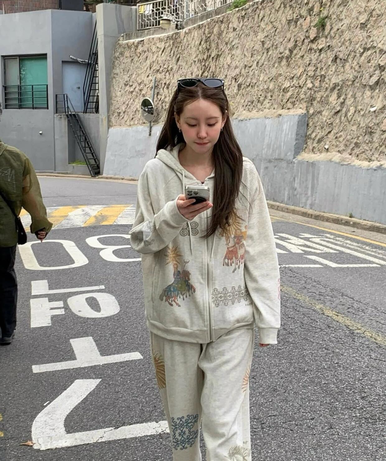 ジェニーとのコラボストリートウェアブランド、サンフラワープリ - Streetwear Brand Collaborations のレビューと価格